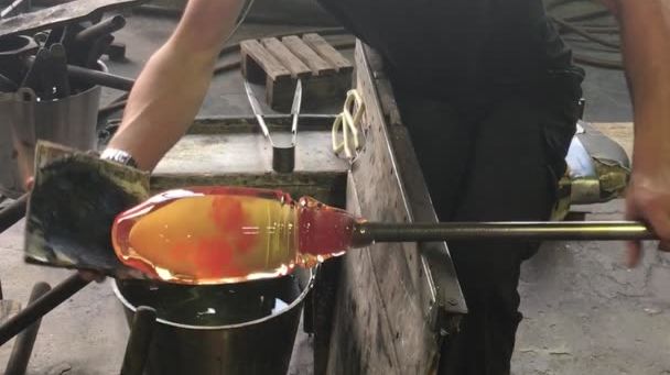 Elin Lindströms vas tar form I Målerås glashytta