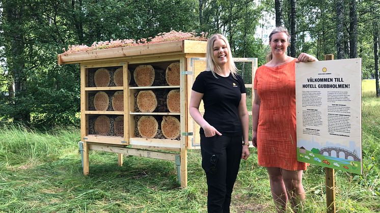 Bilden visar markförvaltare Zandra Löfqvist och kommunalråd Monika Bubholz vid invigningen av kommunens stora insektshotell på Gubbholmen. 