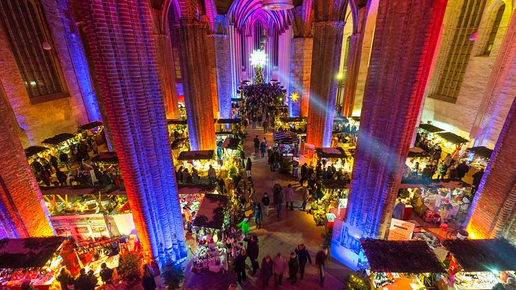 Bald öffnen die ersten Weihnachtsmärkte ihre Pforten wie hier in der St. Marienkirche in Frankfurt (Oder). Foto: TMB-Fotoarchiv/Yorck Maecke.
