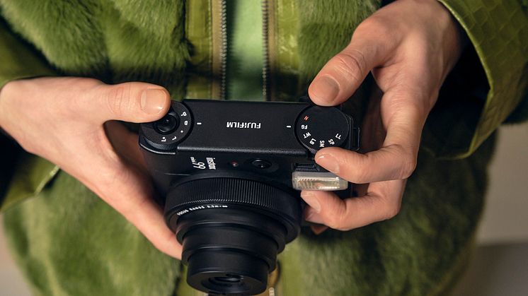 Fujifilm’s splitter nya INSTAX MINI 99 direktbildskamera skruvar upp färgerna på dina bilder.