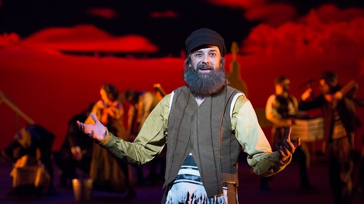 003-14.03.14-Spelemann på taket-Det Norske Teatret-Foto- Erik Aavatsmark