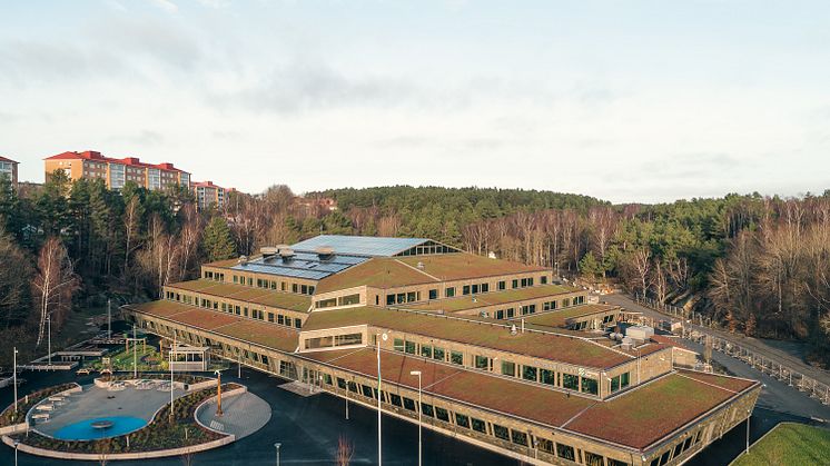Den 12 500 kvadratmeter stora byggnaden är modern och rymmer 750 elever i årskullarna fyra till nio. När det kommer till elinstallationerna är allting genomtänkt och anpassat för framtiden.