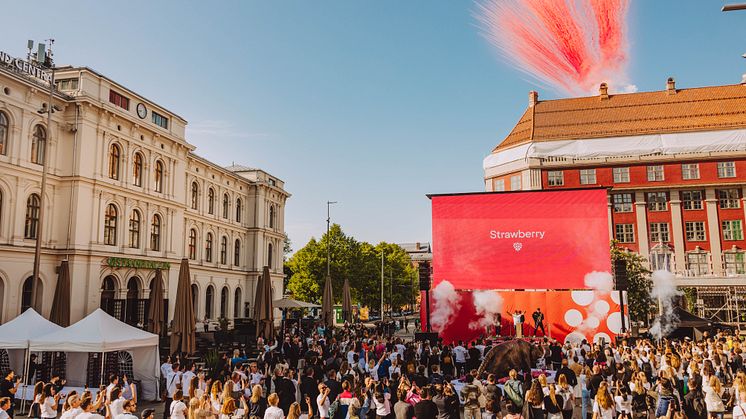 Petter Stordalen lanserer nye Strawberry på Jernbanetorget i Oslo. Foto: Strawberry 
