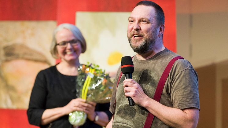 Mattias Forshage får Svenska Linnesällskapets silvermedalj på Flora- och faunavårdskonferensen 2017.