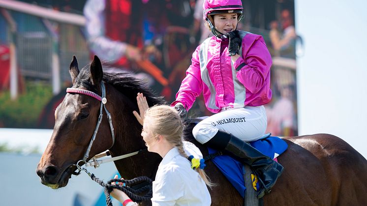 Ulrika Holmquist efter segern med Sir Walter på Nationaldagsgaloppen
