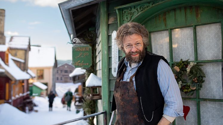 Kåre Conradi som skomaker Andersen i "Den første julen i Skomakergata"