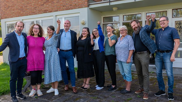 JUBLER FOR JUBILEUMSTILSKUDD: Fra venstre Magnus Sempler Holte, Kjersti Krageberg, Inger-Maren Slagsvold, Sven Inge Sunde, Margrethe Harr, Kari Fuglesang, Gry Linderud, Bjørg-Karin Ringen, Per Øyvind Riise og Terje H. Joranger.