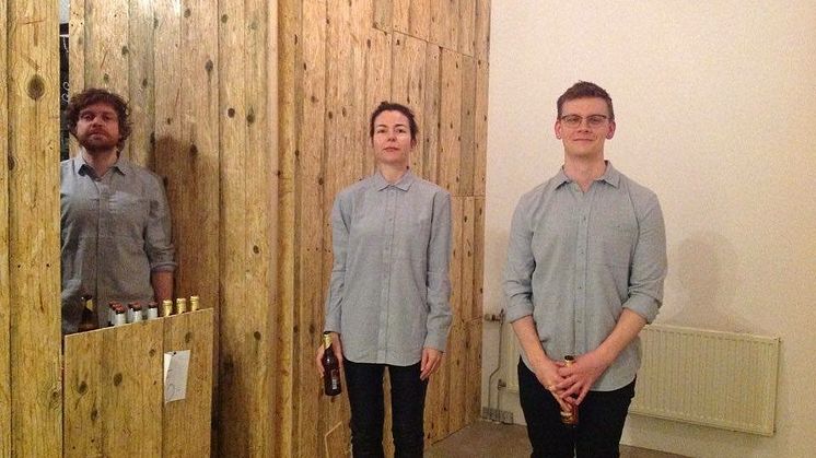 Carl Lindh, Elena Tzotzi, Joel Odebrant i ett verk av David Kasprzak på Signal – Center för samtidskonst. Fotograf är Daria Melnikova