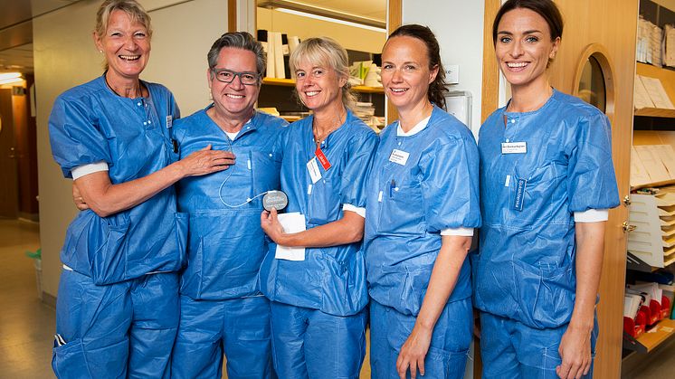 Operationsteamet på Danderyds sjukhus: Från vänster Överläkare Viveka Frykman Kull,  Professor Cesar Khazal, Specialistläkare Johanna Sjöblom samt sjuksköterskorna Eva Qvarnström och Malin Brandrup-Wognsen.