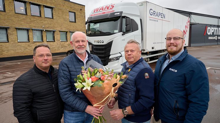Wans Transport & Logistik firade 30-årsjubileumet i samband med leveransen av en ny IVECO S-WAY. Fr.v. Joakim Mattsson, verkstadschef, Anders Nilsson, försäljningsdirektör, Stefan Sandin, ägare Wans Transport & Logistik och säljaren Christian Friis