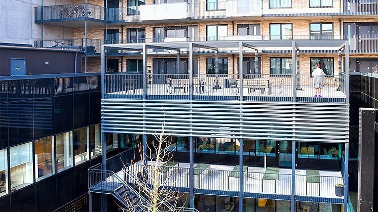 På tredje våningen har LKF skapat en mötesplats. Alla grannar har tillgång till den gemensamma terrassen där det finns möjlighet att sitta ned i trädgårdsmöblen, grilla och i ena hörnet finns även en liten lekyta för de yngsta.