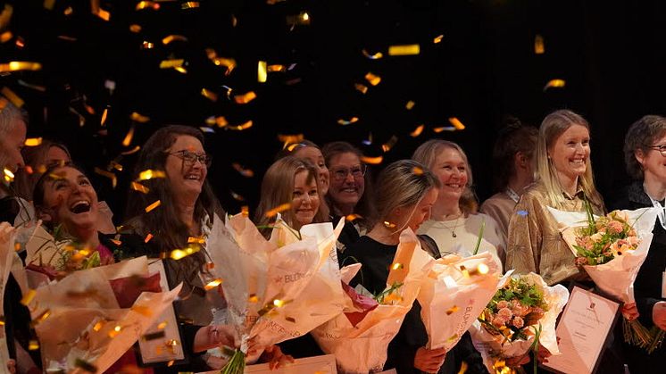 Konfettiregn över årets finalister och vinnare av lärarpriset.