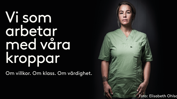I utställningen möter du berättelser från vår tids arbetarklassvardag: om otrygga villkor och bristande respekt, men också om organisering, stolthet och gemenskap. 