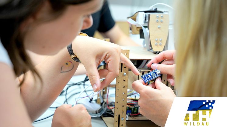Am 9. Mai 2022 startet die TH Wildau mit der „Wildau Welcome IT School“ ein 15-wöchiges Programm für Studierende, die aus der Ukraine geflüchtet sind und ihr Studium unterbrechen mussten. (Bild: TH Wildau)