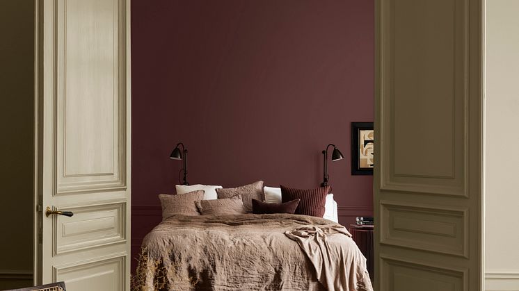 Jotun-LADY-vegg-soverom-2951-Sophisticated-Red-vegg-panel-dor-10430-Dempet-Savanne-tak-0486-Silke