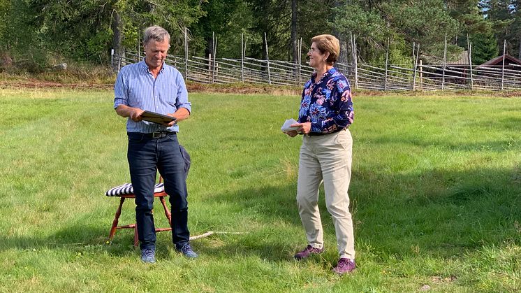 Som representant för släkten tog Johan Ahlbom emot priset från landshövding Ylva Thörn. Foto: Ann Eriksson, Länsstyrelsen i Dalarnas län.