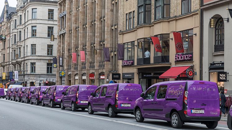 Renault Kangoo ZE i karavan på Kungsgatan i Stockholm. Bild: Fotograf Linus Meyer