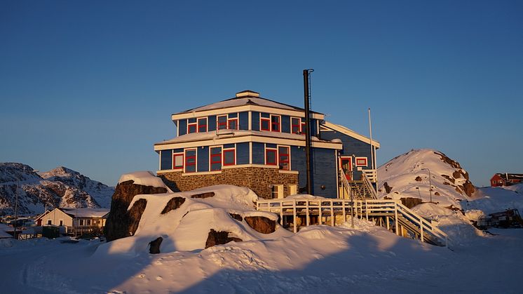 The blue building at the top of the hill: Arctic DTU Sisimiut – Ilinniarfeqarfik Sisimiut. Photo: Technical University of Denmark