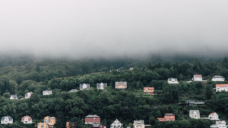 Gjeldsproblemene øker, spesielt på Sør-Vestlandet, ifølge Lindorffanalysen. 250.000 nordmenn har totalt 1,3 millioner betalingsanmerkninger - til en verdi av 39 milliarder kroner. Foto: Bergen, Unsplash.