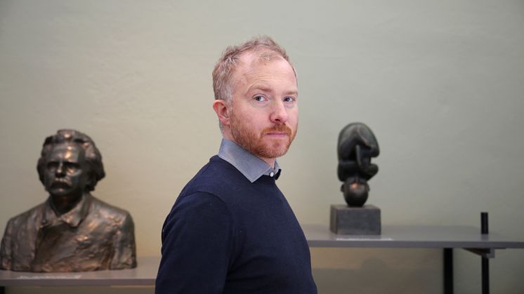Billedkunstner Håkon Anton Fagerås har utformet 20-kroningen for Norges Bank i forbindelse med Vigelandjubileet. (Foto: Unni Irmelin Kvam / Vigeland-museet)