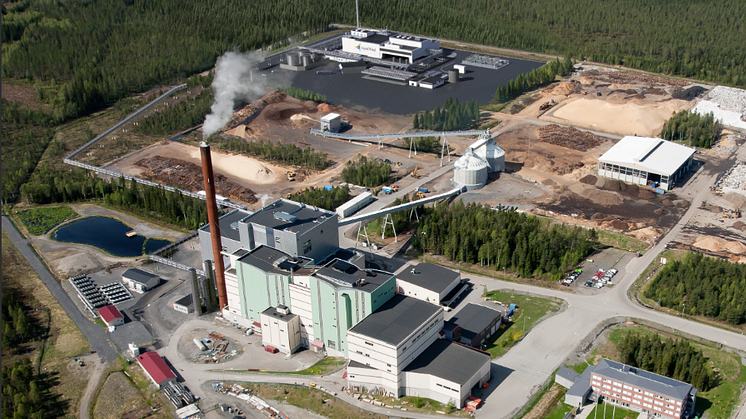 Så här kan det se ut när anläggningen för elektrobränsle (e-metanol) står klar vid Umeå Energis kraftvärmeverk på Umeå Eco Industrial Park. På bilden syns den nya anläggningen högst upp. Foto: Umeå Energi/Liquid Wind