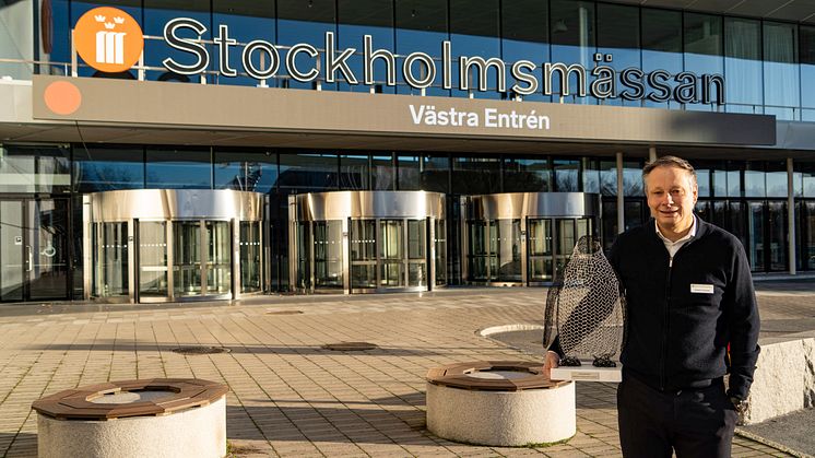 Stockholmsmässans vd Christian Clemens tillsammans med pingvinen Pinglan. Foto: Martin Ulvbäck