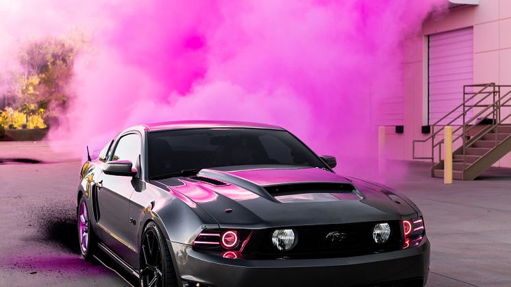 Bil som gör en färgad burnout med Highway Max Colored Smoke däck