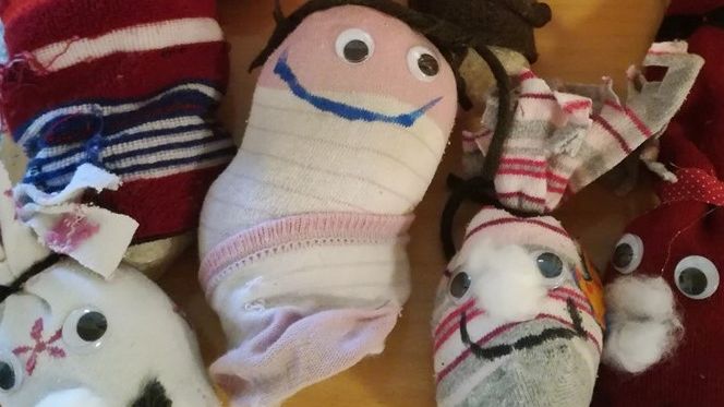 Alte Socken, die eigentlich im Müll gelandet wären, werden im Hauff-Kindergarten zu netten Sockenmonstern