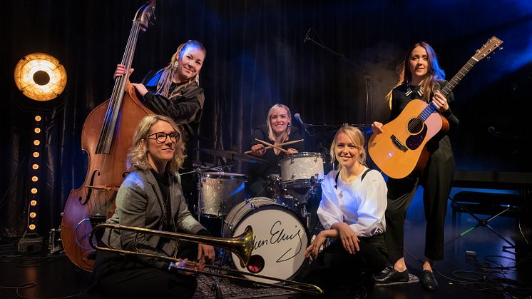 Fröken Elvis på julturné med ny singel och en jädrans massa instrument!