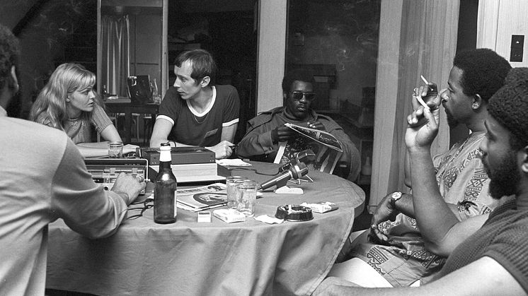 Här sitter vi i Alger, Leif och jag. Vi har just fått den första intervjun med Eldridge Cleaver, den alla ville ha sedan han oväntat dykt upp på den panafrikanska festivalen i Algeriet 1969. Foto: Bengt af Geijerstam