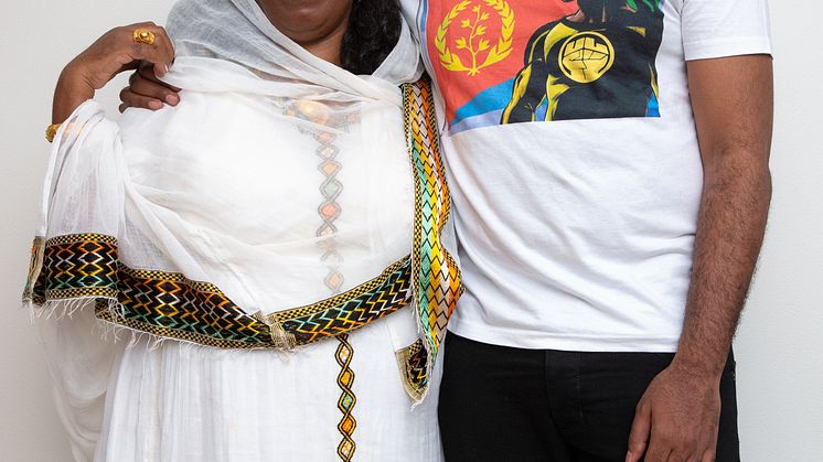Den norsk-eritreiske tegneserieskaperen Josef Yohannes sammen med moren, Melite Yohannes, som er hans store forbilde og helt. Foto: Ingunn Larsen