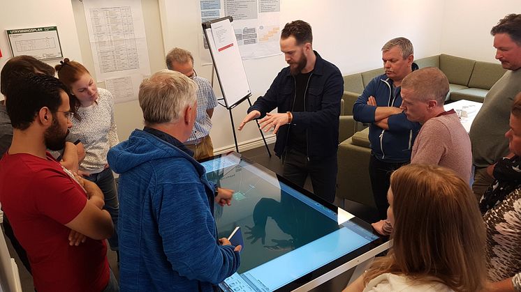 Mikael Anneling, Iterio, håller veckomöte vid BIM-bordet i projekt E4 Förbifart Stockholm. Bild: Trafikverket
