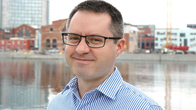 Om vi kan räkna ut hur atomerna arrangerar sig på fasta ytor, så kan vi utveckla bättre katalysatorer, säger Lindsay Merte, docent i fysik vid Malmö universitet.