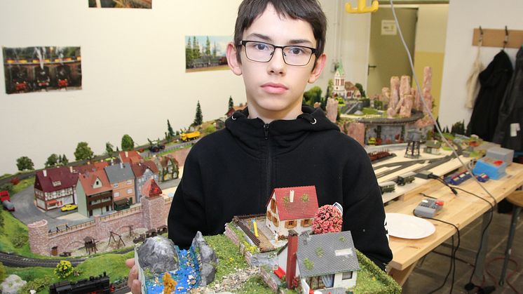 Devin Nahrstedt zeigt stolz seine eigene, kleine Platte.