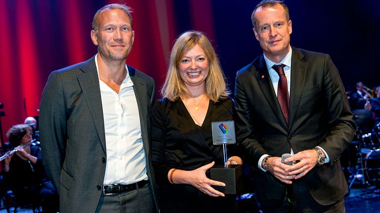 Digitaliseringsminister Anders Ygeman delar ut utmärkelsen Sveriges DigitaliseringsKommun till Daniel Broman och Sara Penje, Lidingö stad