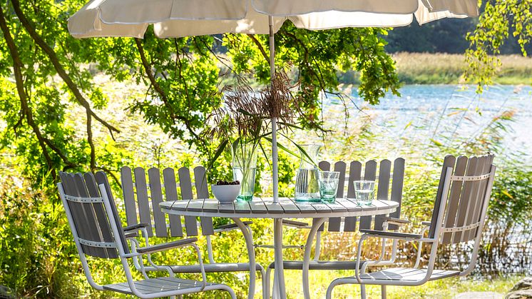 RUSTA_S2_2021_Sommar_Trädgårdmöbler Furuvik, vit_Parasoll