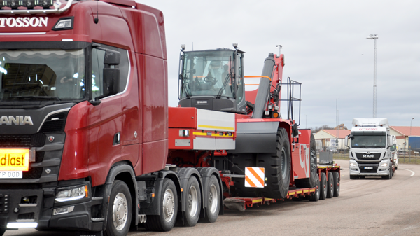 Den gigantiska trucken anlände Helsingborgs Hamn i en konvoj med tre ekipage.