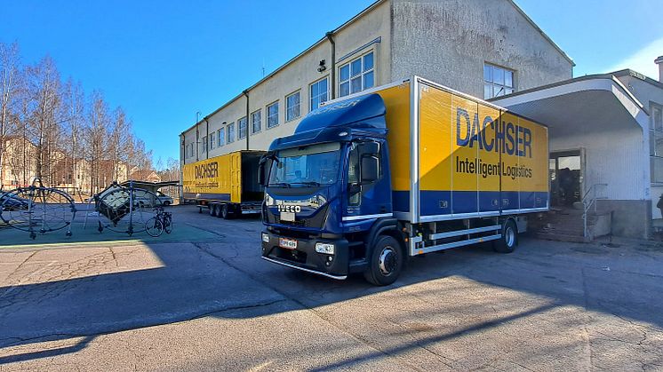 Ukrainalaiseen Butšan kaupunkiin toimitettavia koulutarvikkeita ja kalustoa lastataan Dachserin autoihin Keravan Keskuskoululla.