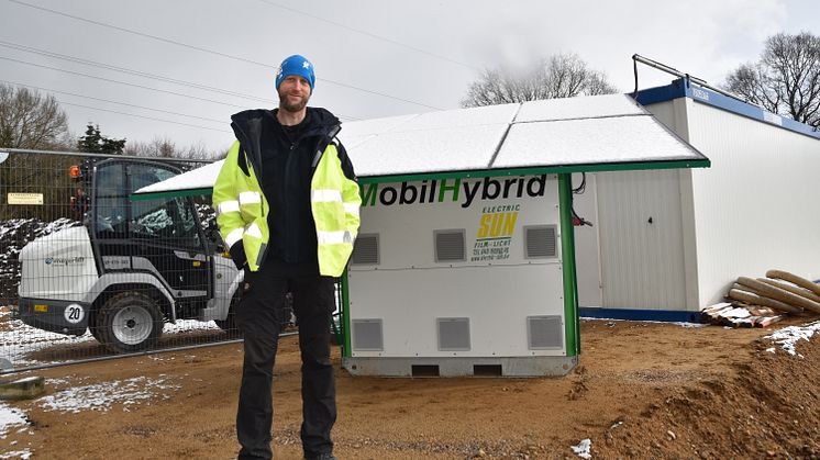 Nils Friedrichsen hat auf der Baustelle eine Solar-Akku-Anlage installiert – für Licht, Heizung, Laptop, Drucker – und Kaffee!