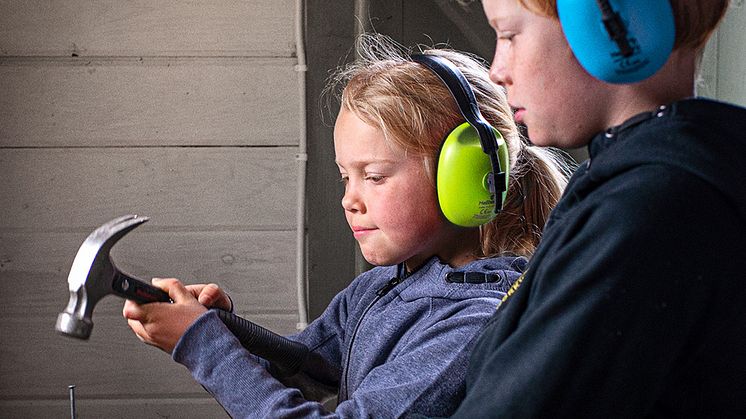Hellberg Junior är en helt ny linje av hörselskydd för barn som erbjuder anpassad komfort och säkert skydd mot buller.