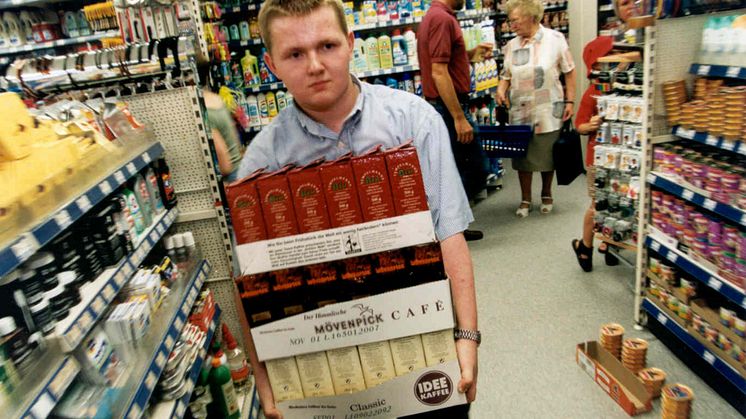 Schüler, die beispielsweise in den Ferien arbeiten möchten, sollten abhängig vom Arbeitgeber ihren Unfallschutz überprüfen. Foto: SIGNAL IDUNA