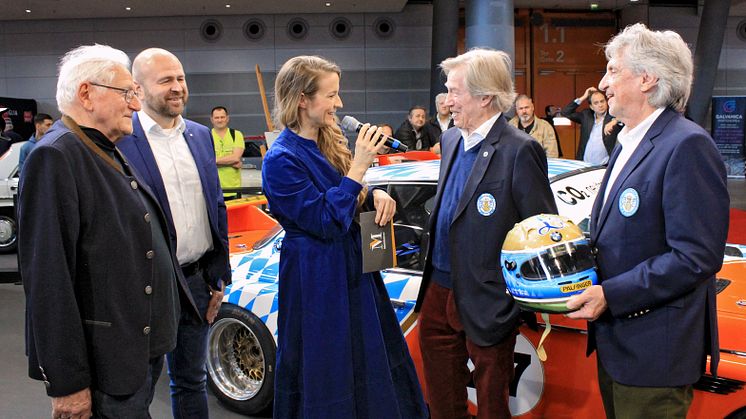 Foto: v.l.n.r. Lackdesigner Walter Maurer, Roland Koch (Leiter Marketing) für BELMOT und die Mannheimer Versicherung, Prinz Leopold von Bayern (Präsident) und Axel Watter (Geschäftsführer) für den Royal Bobsleigh Automobil Club