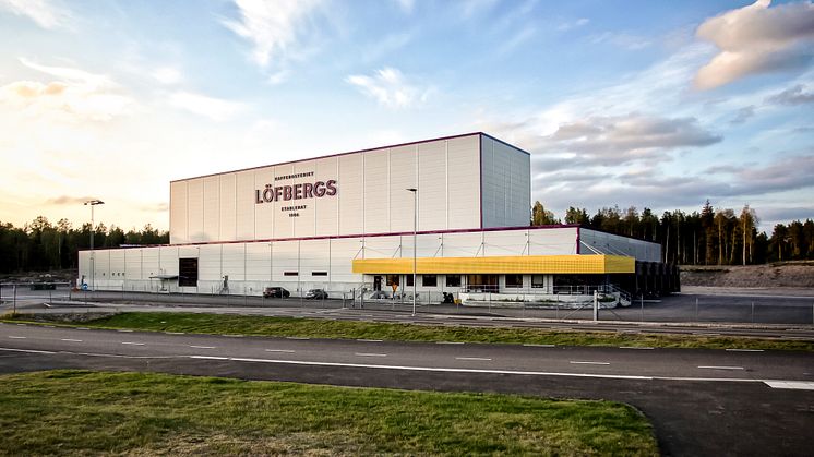 När Löfbergs Lila byggde sitt 6000 kvadratmeter stora helautomatiska höglager i Karlstad 2015 levererades 1800 kubikmeter Thomagrön® till bottenplattan.