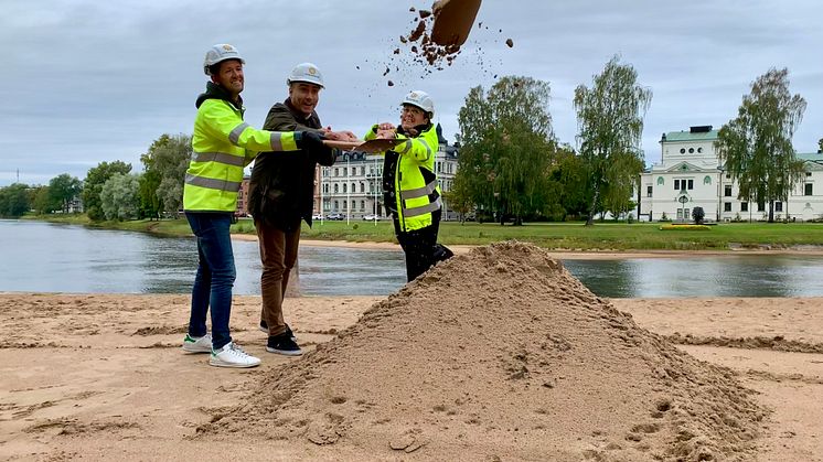 Kommunens byggledare Johan Härdne, Erik Nilsson kommunalråd och projektledare Louise Thyberg tar ett första spadtag för Residensparken.