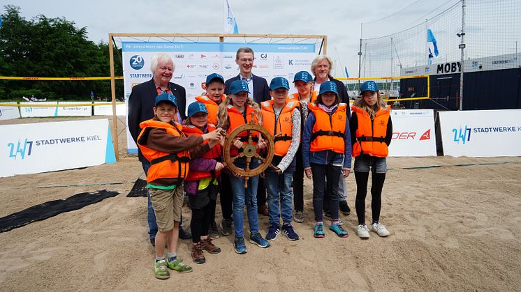 Die Segelkinder übernehmen das Steuerrad für die 20. Segelsaison von den Offiziellen Tovar, Meier, Wanger