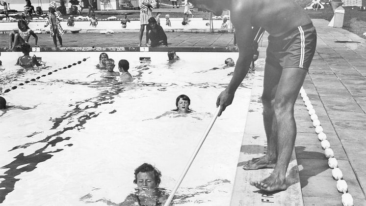 friluftsbadet-i-arlv-burlvsbadet-1970-tal_23354540860_o