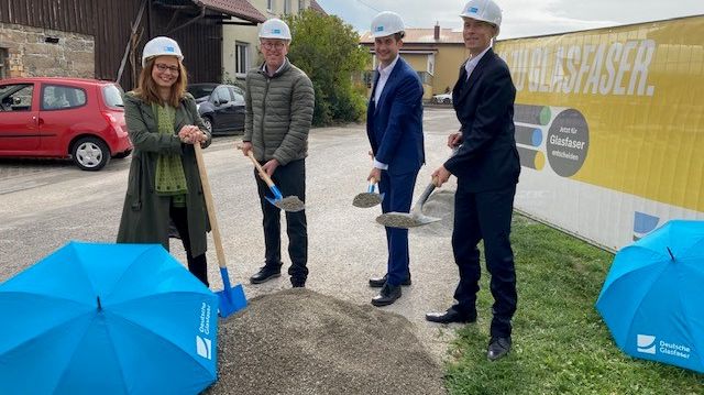 v.l.n.r.: Chrysiida Angelopoulou (Partnermanagerin Gigabit Reg. Stuttgart GmbH), Hans Michael Burkhardt (Bgm. Jettingen), Dr. Sascha Meßmer (Wirtschaftsförderung LK Böblingen), Kai Hölscher (Deutsche Glasfaser, Sr. Manager Kommunale Kooperationen)