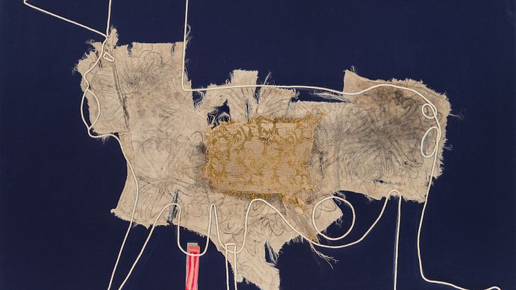 Éva Mag, Embossment - point lace, 2018. Textil i ram av konstnären (plexiglas, trä och aluminum), 91,5 x 121,5 x 5 cm