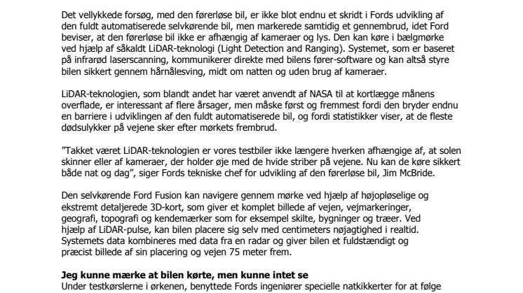 Selvkørende bil kører gennem kulsort ørken uden lys