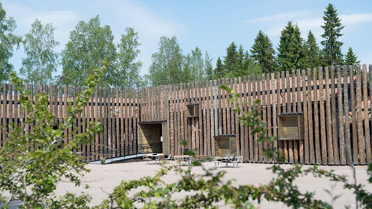 Den gamla skolbyggnaden i Lekvattnet från 60-talet har omgestaltats för Torsby Finnskogscentrum av Bornstein Lyckefors Arkitekter. Foto: Värmlands Museum/Lars Sjöqvist